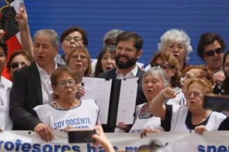 Gabriel Boric promulga ley de deuda histórica docente con críticas a ultraderecha