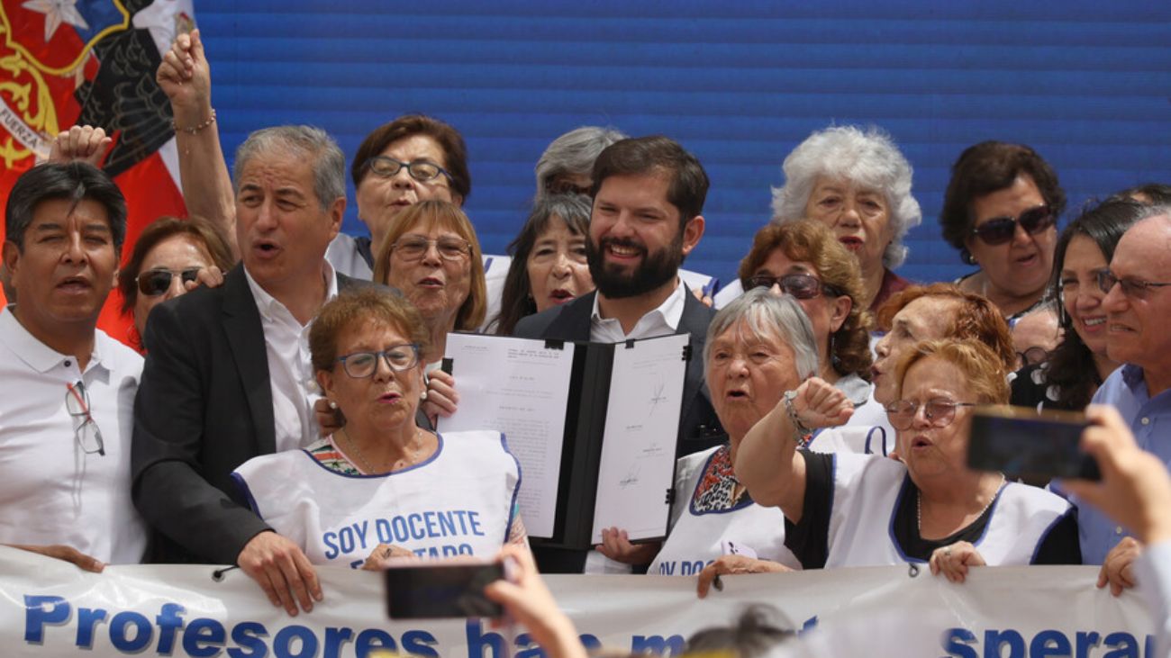 Gabriel Boric promulga ley de deuda histórica docente con críticas a ultraderecha Gabriel Boric promulga ley de deuda histórica docente con críticas a ultraderecha