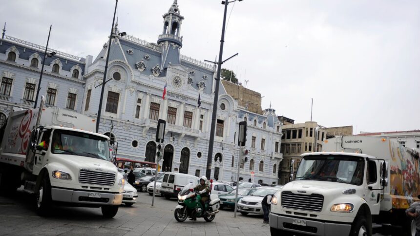 Funcionarios de aseo en Valparaíso protestan por agresión a conductor