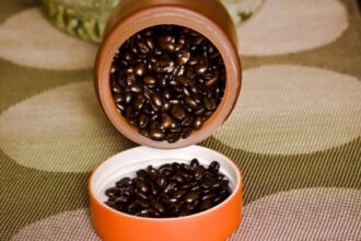 El precio del café arábica alcanza récord por escasez y regulaciones