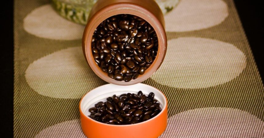 El precio del café arábica alcanza récord por escasez y regulaciones