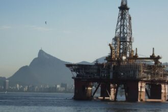 La OPEP+ planea aumentar producción de petróleo en 150,000 barriles diarios