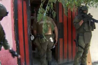 Allanan dos casas en Cerro Navia por drogas, armas y municiones