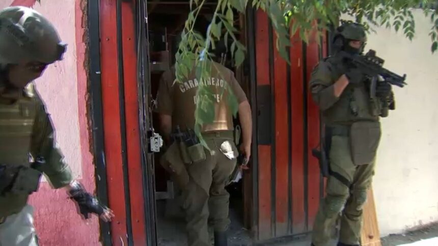 Allanan dos casas en Cerro Navia por drogas, armas y municiones