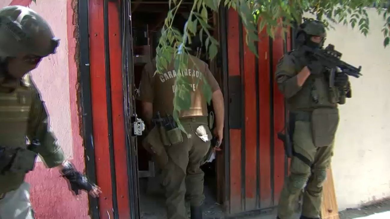 Allanan dos casas en Cerro Navia por drogas, armas y municiones