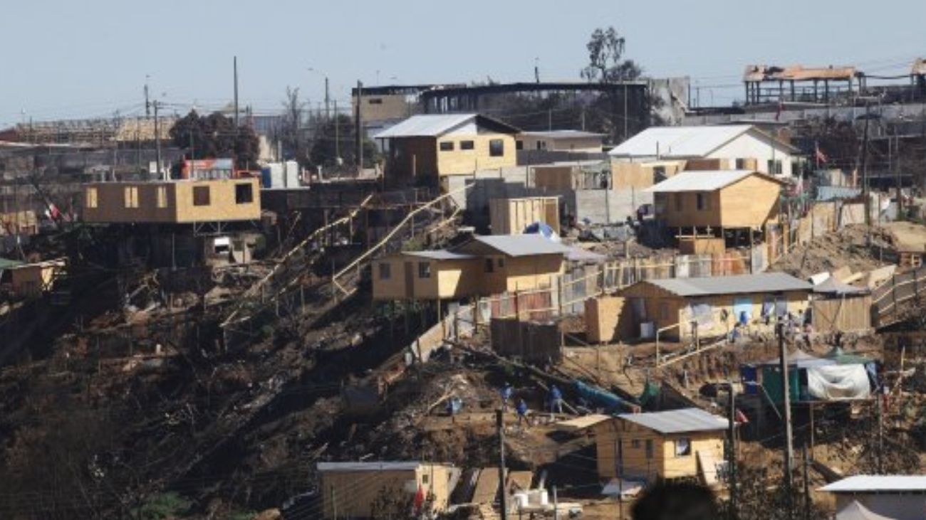 Avance lento en reconstrucción tras incendio en Valparaíso preocupa a familias Avance lento en reconstrucción tras incendio en Valparaíso preocupa a familias