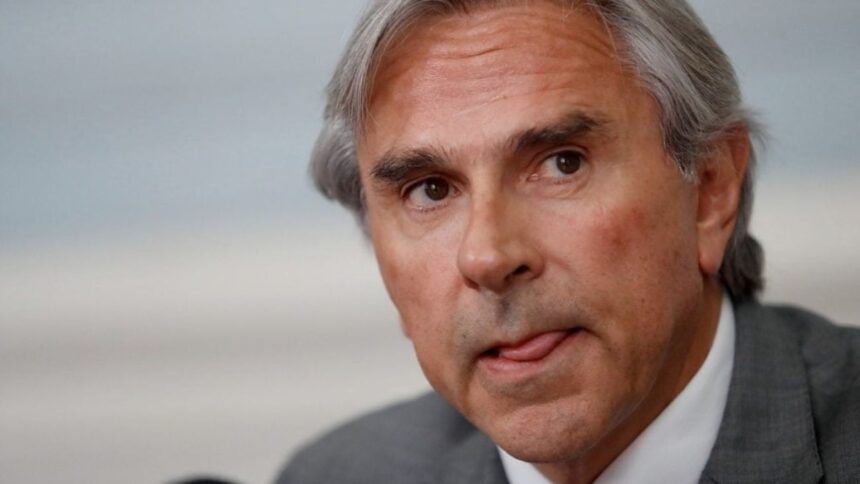 Senador exige cambio de embajador ante solicitud de suspensión de Visa Waiver