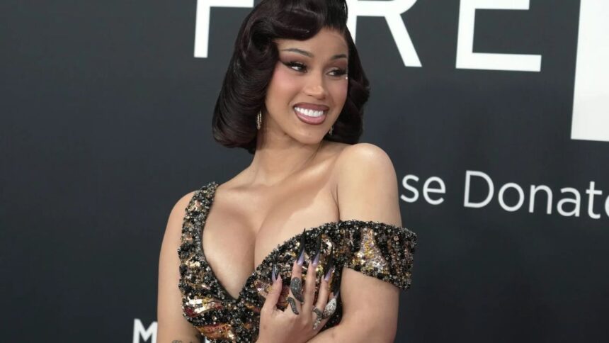 Cardi B deslumbra en los Grammy 2025 con look lleno de glamour