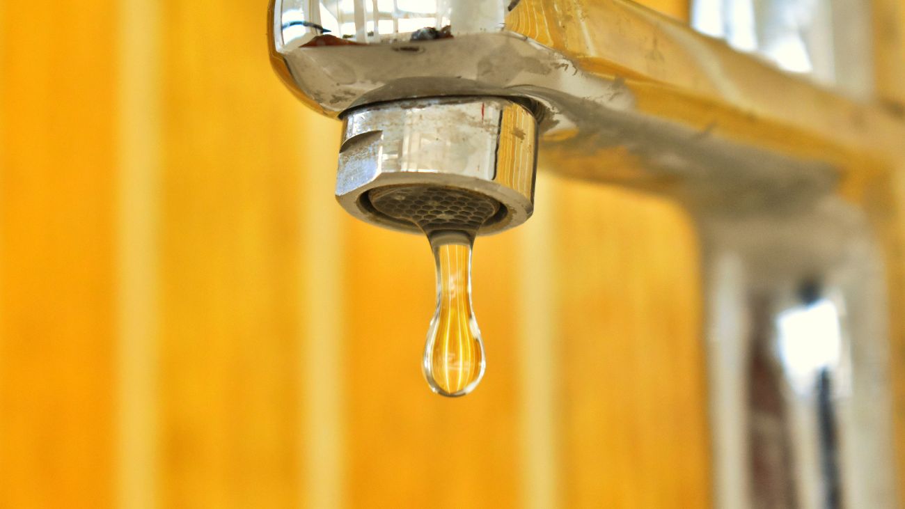 Falla de bomba afecta a 400 familias en suministro de agua Falla de bomba afecta a 400 familias en suministro de agua