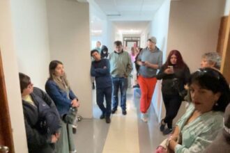 Usuarios molestos esperan horas para renovar licencia de conducir en San Pedro