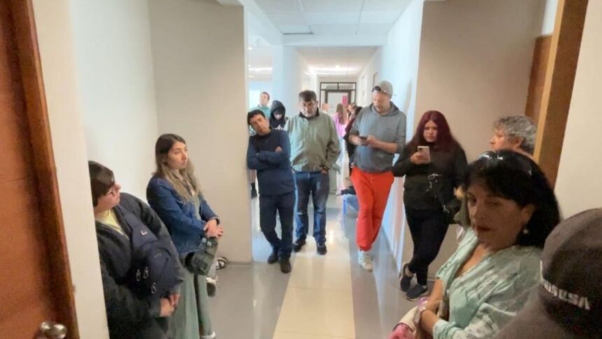 Usuarios molestos esperan horas para renovar licencia de conducir en San Pedro