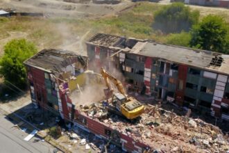 Demolición de edificios en Villa Futuro para mejorar seguridad y convivencia