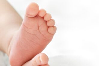 Indemnización millonaria por negligencia médica en parto provoca daños motrices