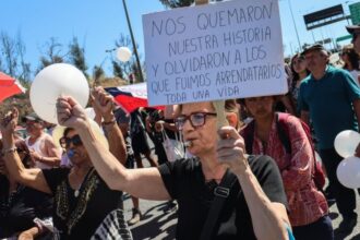 Huelguistas en Viña del Mar exigen soluciones tras megaincendio