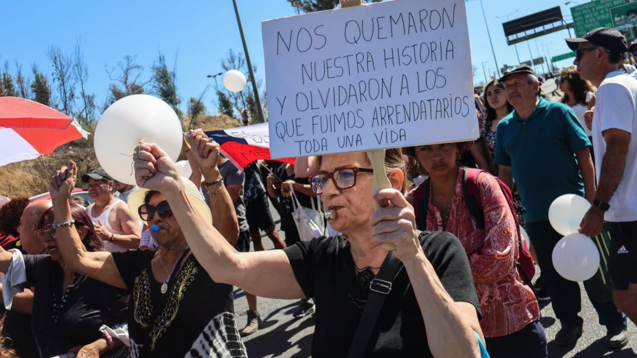 Huelguistas en Viña del Mar exigen soluciones tras megaincendio Huelguistas en Viña del Mar exigen soluciones tras megaincendio