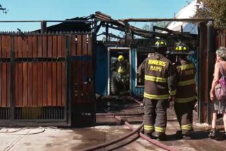 Incendio en Maipú: Bomberos controlan fuego y sufren lesiones