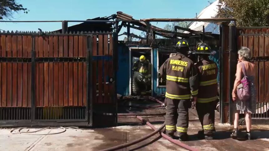 Incendio en Maipú: Bomberos controlan fuego y sufren lesiones
