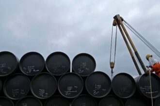 El barril de petróleo brent se mantiene en $65 frente a aranceles de Estados Unidos