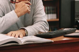 Aumenta interés de adultos mayores por estudiar carreras universitarias en Chile