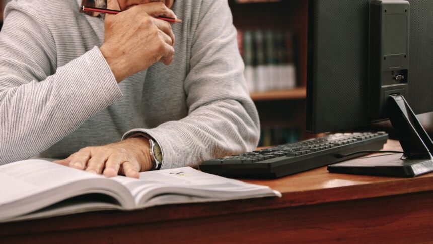 Aumenta interés de adultos mayores por estudiar carreras universitarias en Chile