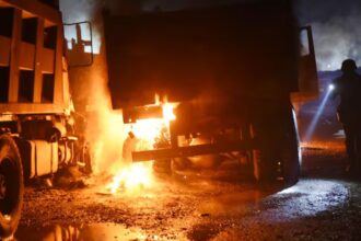 Incendio destruye camiones en empresa de áridos en Puente Alto