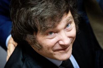 Javier Milei prohíbe intervenciones de género en menores en Argentina