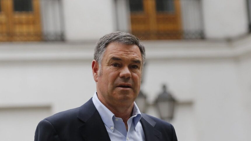 Senador critica proyecto de estatua para Piñera: "Es una locura"