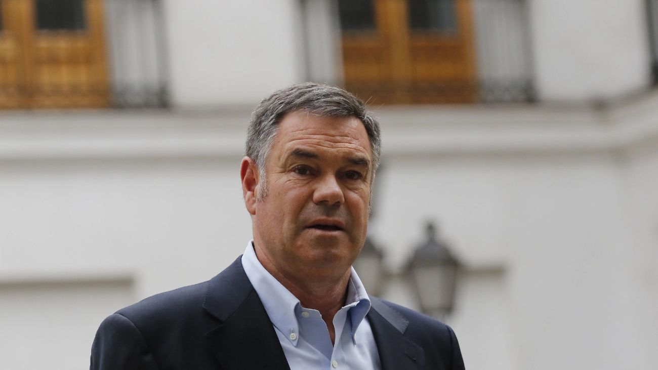 Senador critica proyecto de estatua para Piñera: "Es una locura" Senador critica proyecto de estatua para Piñera: "Es una locura"
