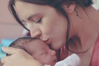 El presidente Boric felicita a Camila Vallejo por la llegada de su bebé