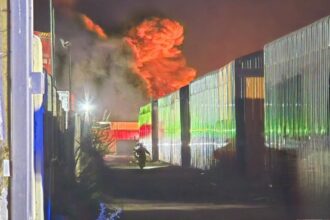 Incendio de neumáticos en Talcahuano desafía control y abastecimiento de agua