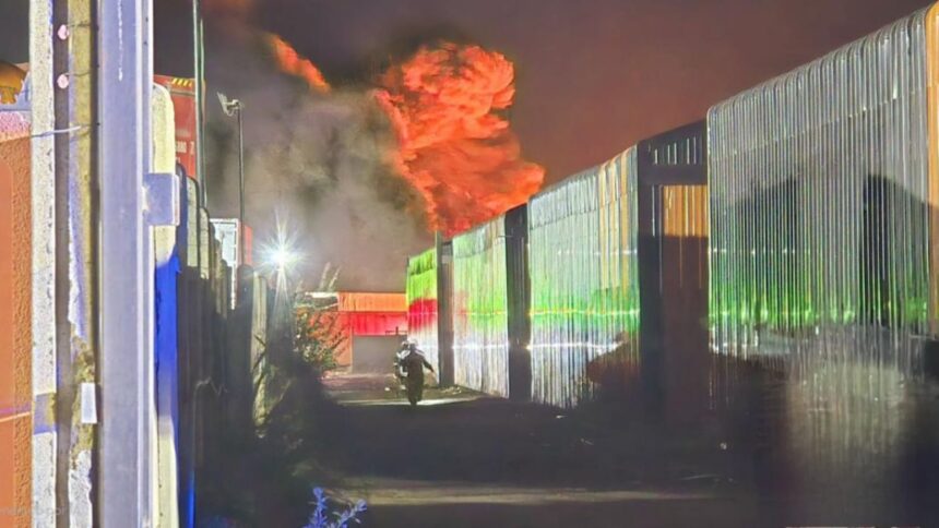 Incendio de neumáticos en Talcahuano desafía control y abastecimiento de agua