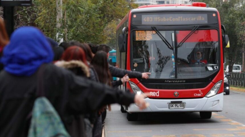 Primera alza del transporte público en Santiago para el año 2025