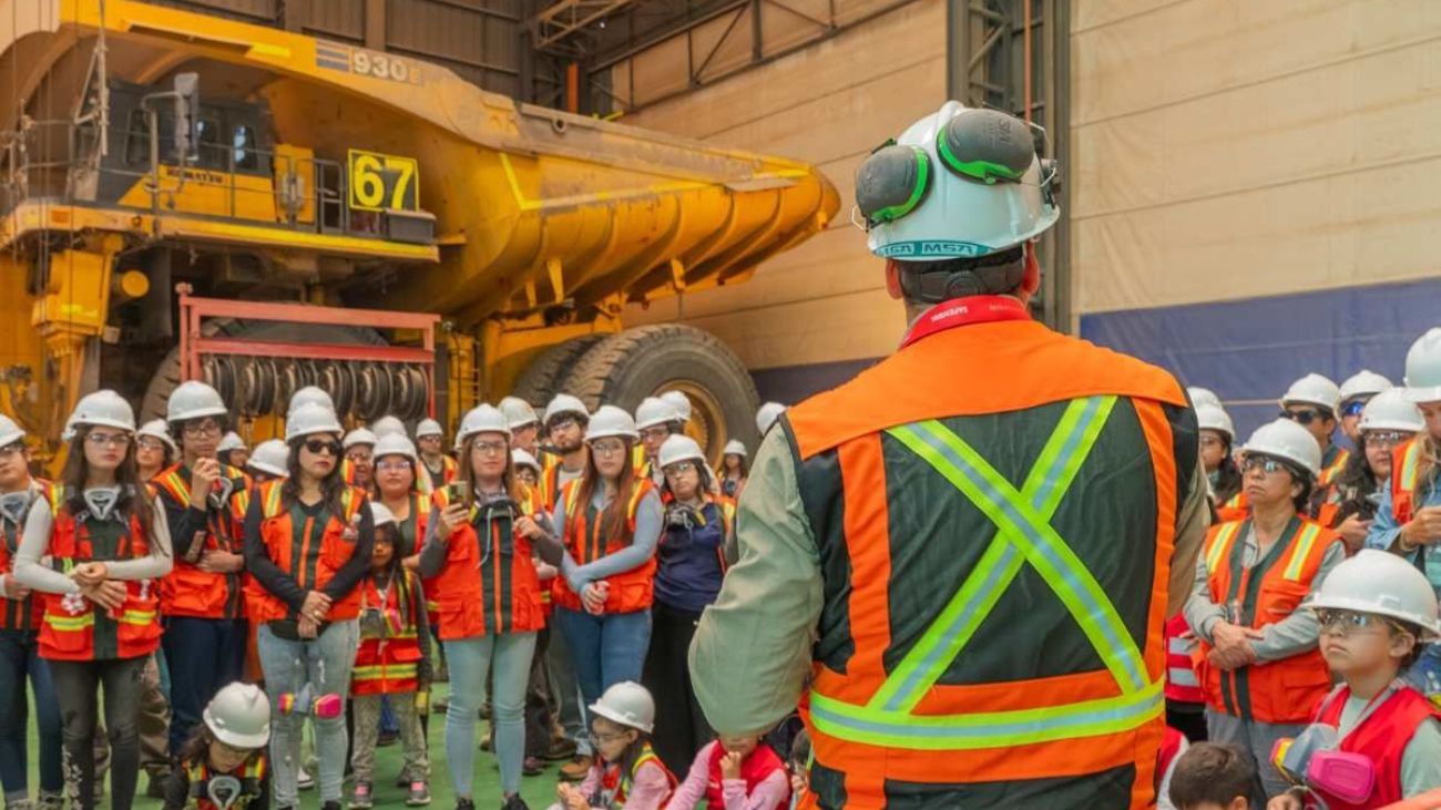 Descubriendo el mundo de la minería en Minera Lomas Bayas con más de 200 visitantes