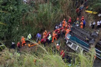 Tragedia en Guatemala: autobús cae al barranco dejando 31 fallecidos
