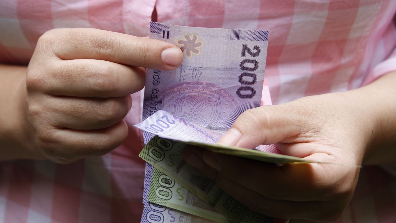 Ajustes en beneficios estatales en Chile tras incremento del sueldo mínimo