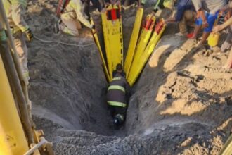 Niño de 11 años atrapado en una piscina de arena en la playa