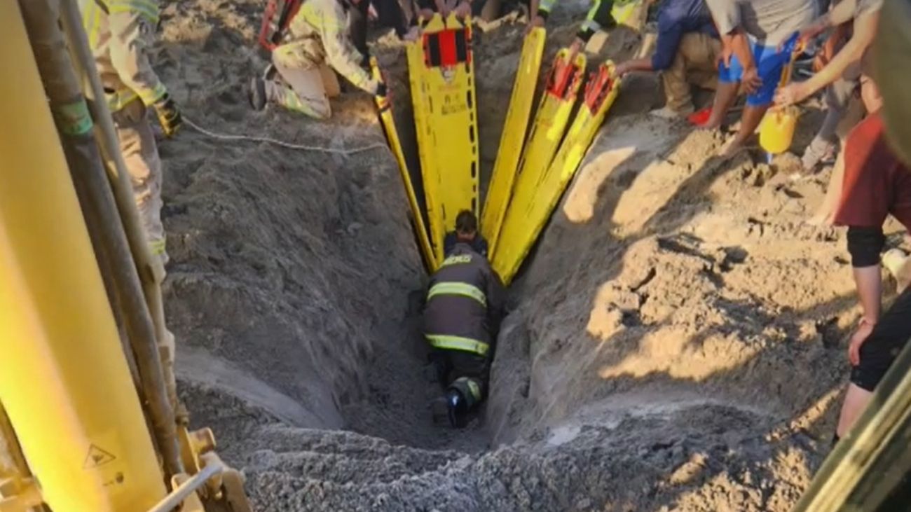 Niño de 11 años atrapado en una piscina de arena en la playa Niño de 11 años atrapado en una piscina de arena en la playa