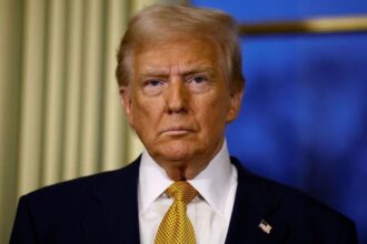 Donald Trump revierte prohibición de plásticos: Impacto en Medio Ambiente