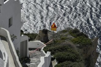 Santoorini enfrenta serie de sismos: más de 11,000 evacuados por seguridad