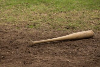 Mujer golpea a su padre con bate de béisbol por dinero