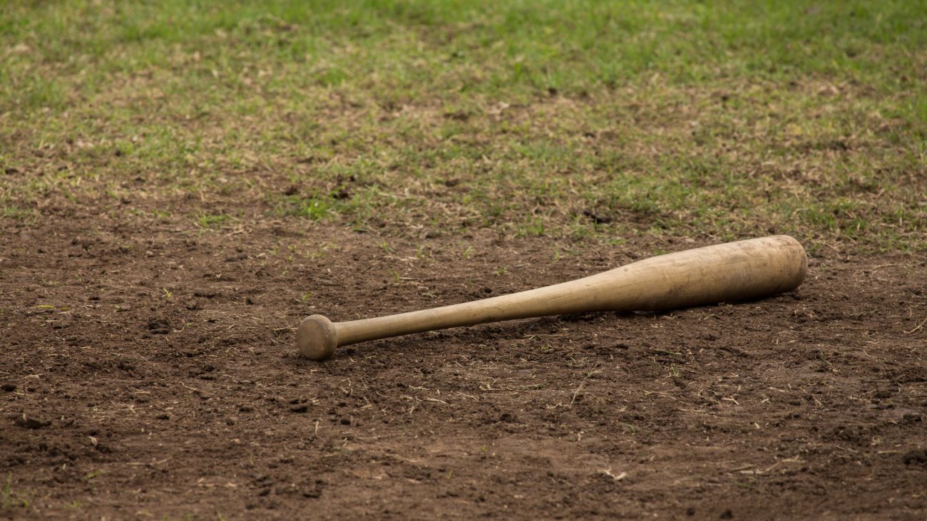 Mujer golpea a su padre con bate de béisbol por dinero Mujer golpea a su padre con bate de béisbol por dinero