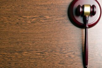 Condenado a 24 años por violar a sus hijas, uno VIH positivo