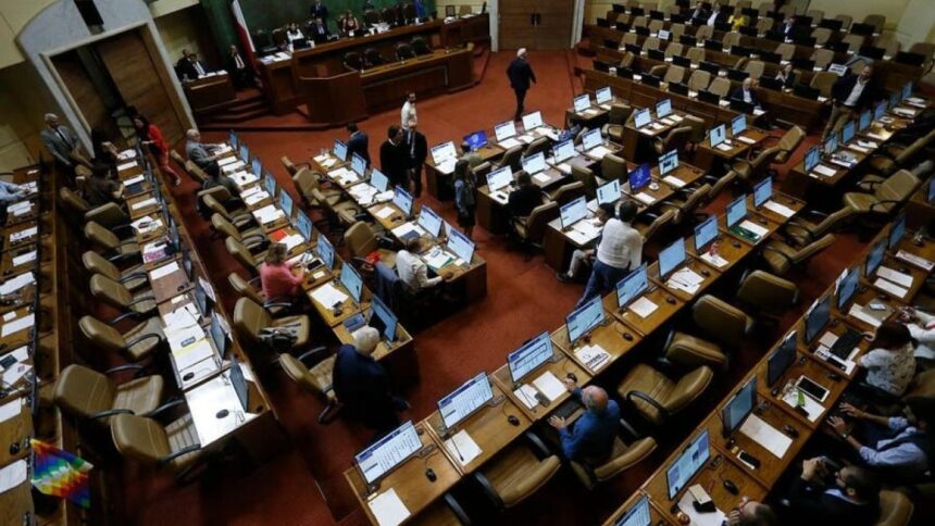 Proyectos de ley proponen suspender sueldo de parlamentarios desaforados