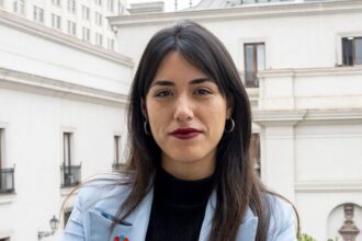 Ministra Cardoch es acusada de intentar cambiar la historia de Chile