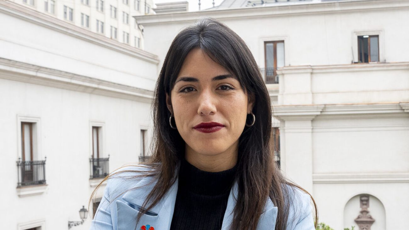 Ministra Cardoch es acusada de intentar cambiar la historia de Chile Ministra Cardoch es acusada de intentar cambiar la historia de Chile
