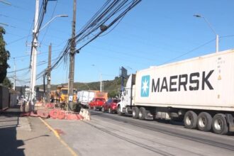 Postes en Talcahuano obstaculizan pavimentación de calle Jaime Repullo, vecinos afectados