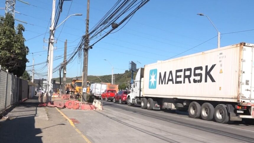 Postes en Talcahuano obstaculizan pavimentación de calle Jaime Repullo, vecinos afectados
