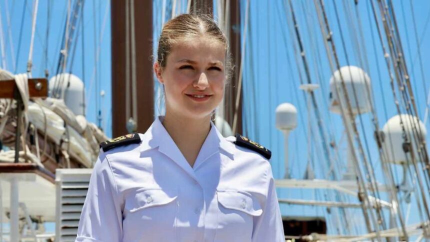 Princesa Leonor de Borbón realiza maniobras en buque escuela Elcano