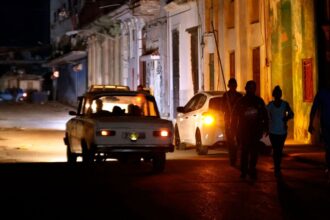 El Gobierno de Cuba suspende actividad laboral y docente por crisis energética, afectando a miles de personas.