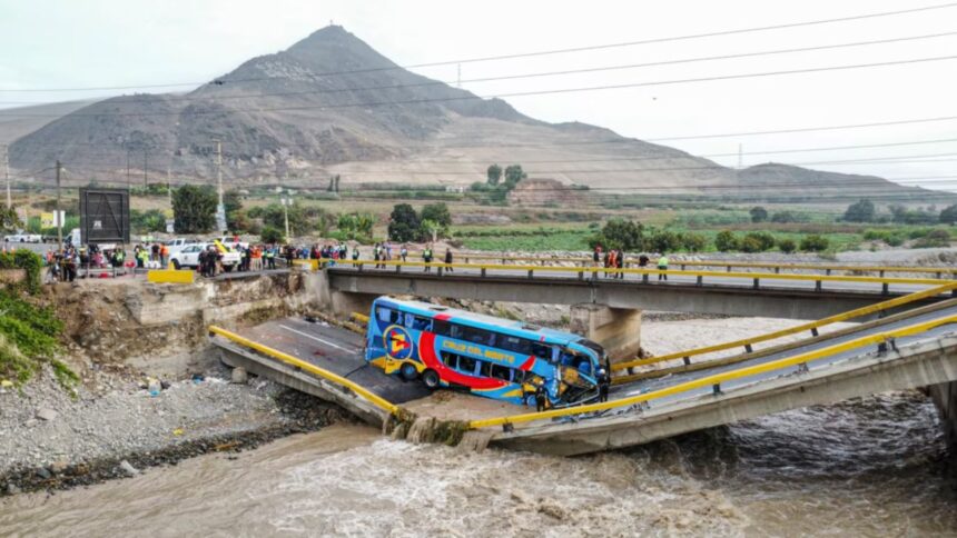 Tragedia en Perú: colapso de puente deja dos muertos y 41 heridos